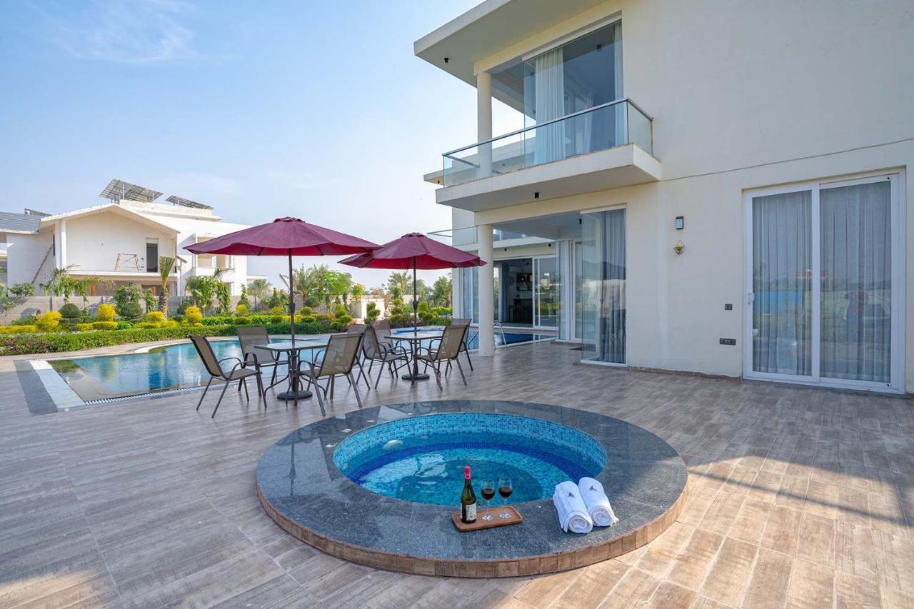 Stayvista At Le Blanc Escape W Outdoor Pool Sohna Kültér fotó