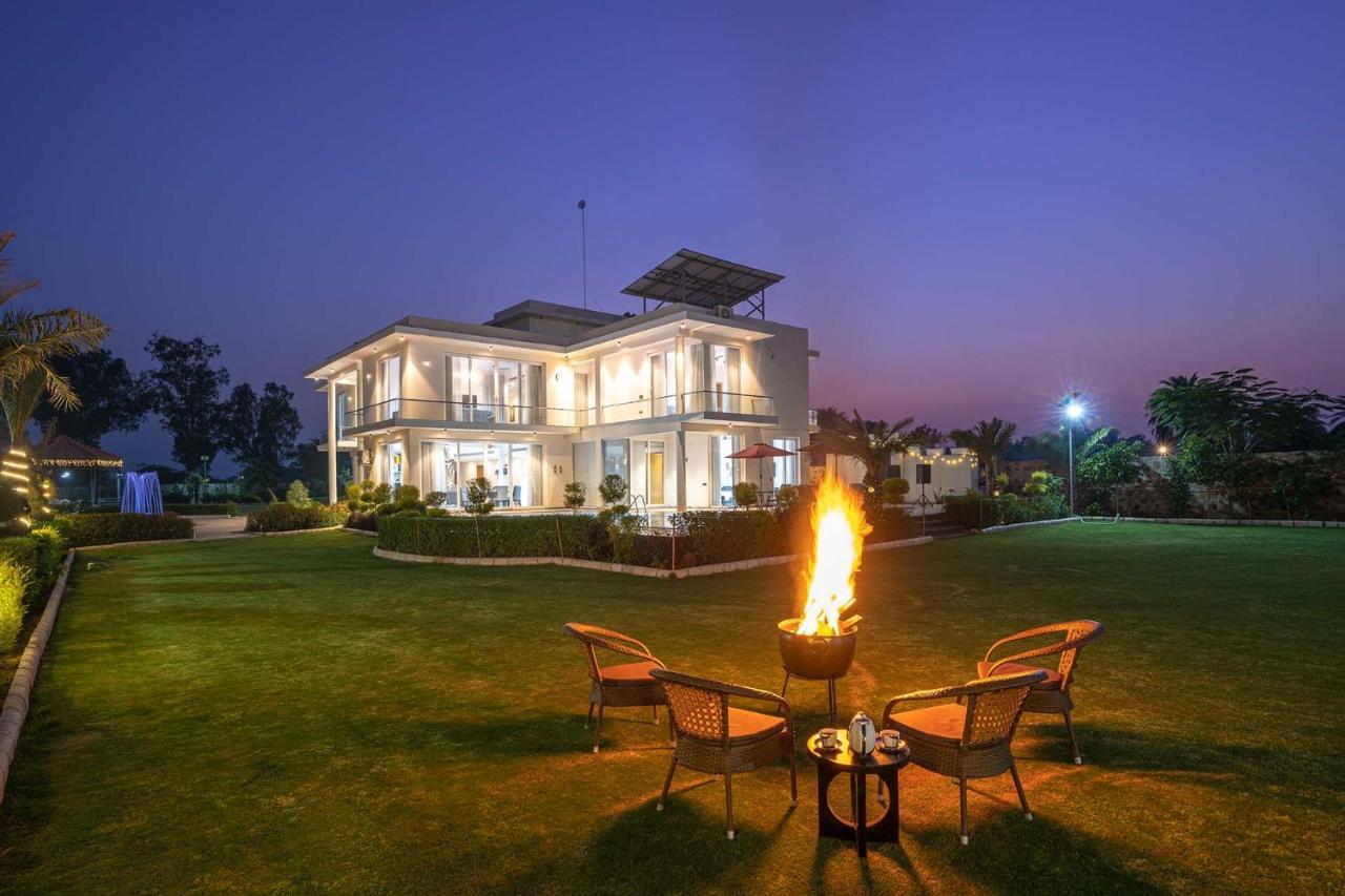 Stayvista At Le Blanc Escape W Outdoor Pool Sohna Kültér fotó